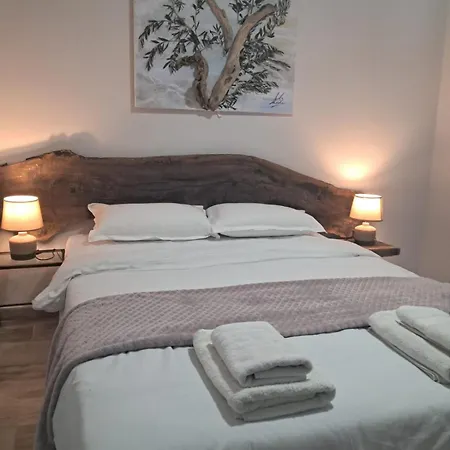 Ellis Apartment