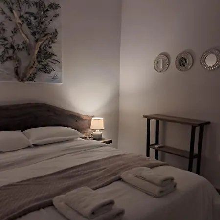 Ellis Apartment *